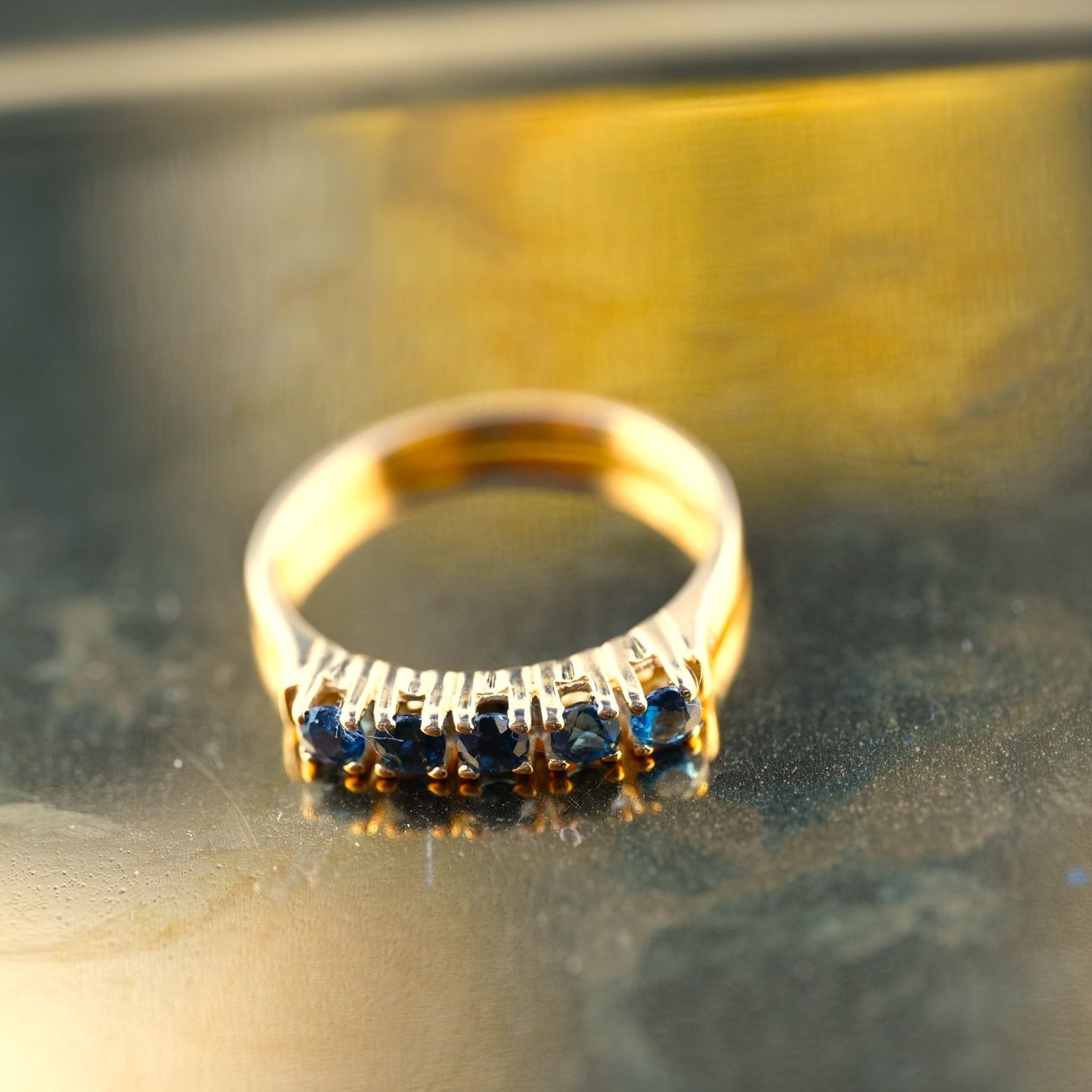 Ringe: Goldring 18K mit 5 Saphir Steinen – Gebraucht aus Basel von Vip24 3