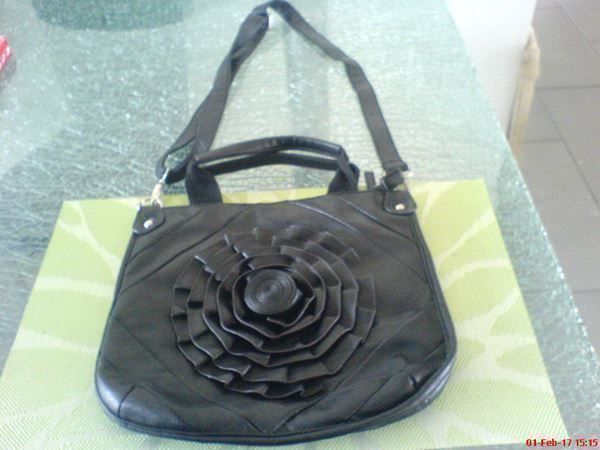 Borse da donna: neue schwarze Handtasche mit Blume – Nuovo (secondo la descrizione) da Oftringen venduto da andrax