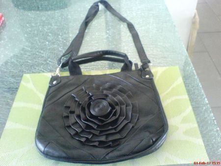 neue schwarze Handtasche mit Blume