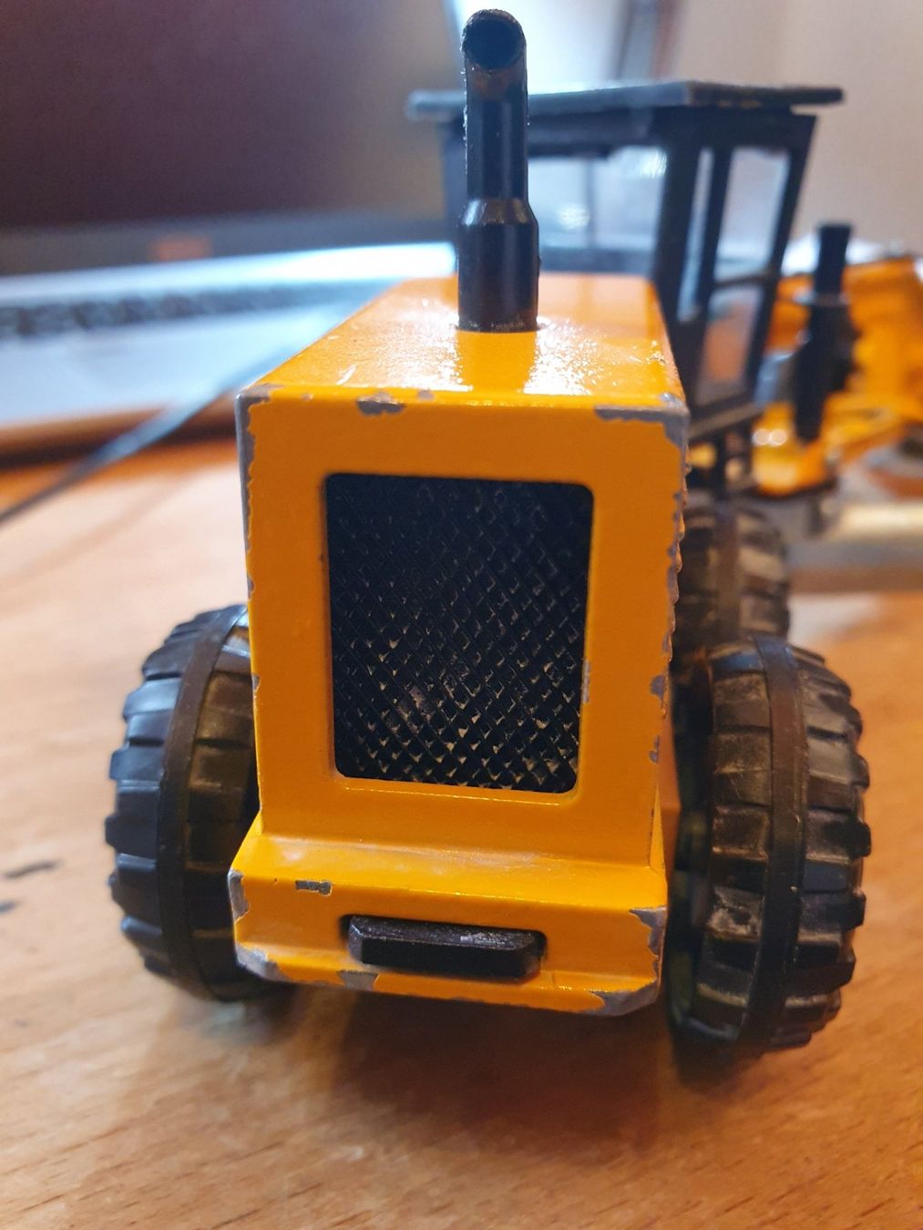 Majorette Modellini d'auto: Majorette Niveleuse Baumaschine im Massstab 1:40 – Difettoso da Triesen venduto da platzproblem1 8