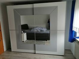 Neuwertig: Kleider-/ Schwebetürenschrank mit Spiegelfront