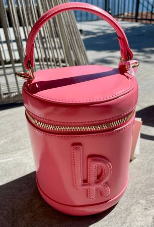 Vendo borsa a secchiello color fucsia molto particolare