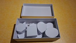 Kartonschachtel mit kleinen Schachteln