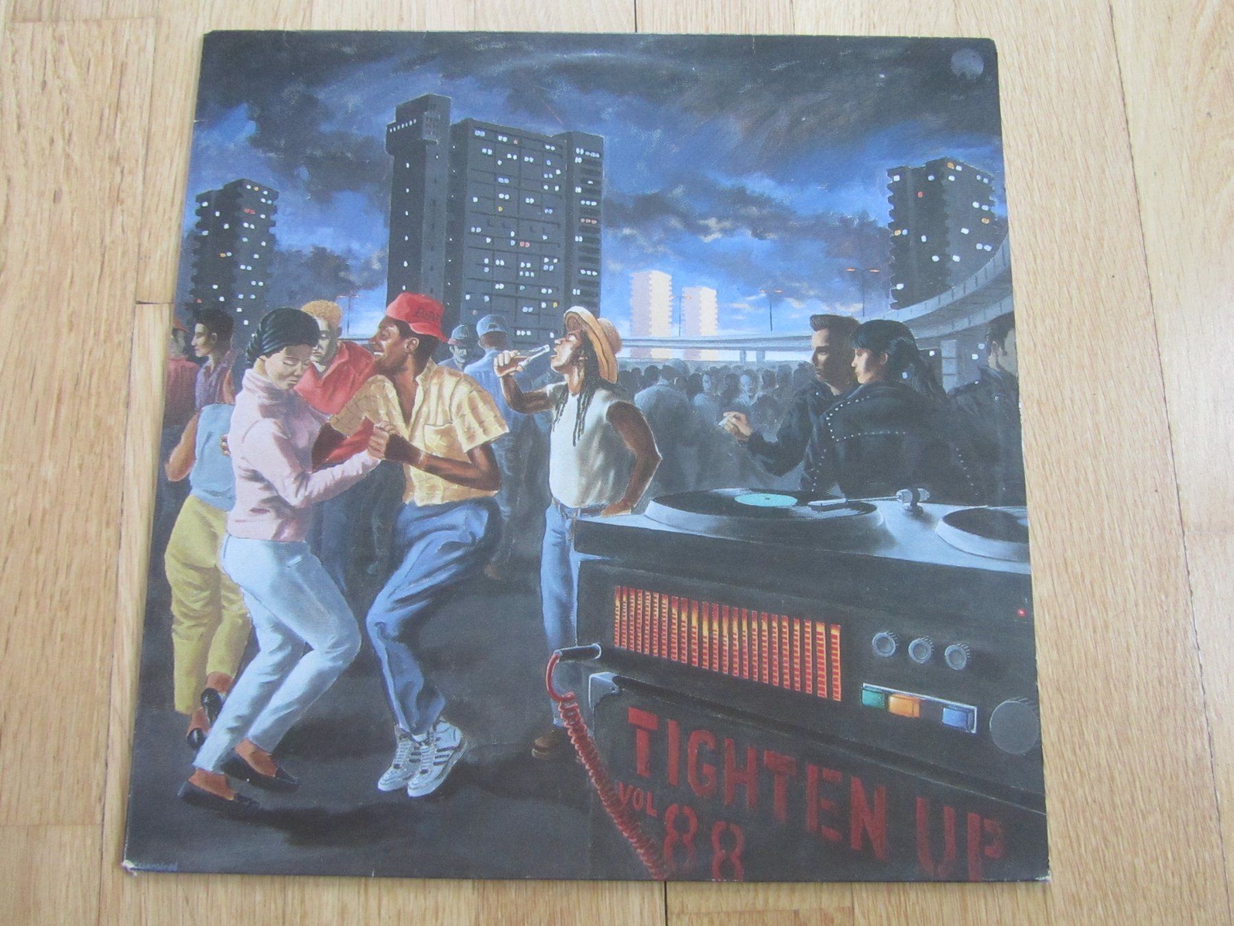 Vinyles: Big Audio Dynamite - Tighten Up Vol.88 - – D'occasion à Seengen par mikelele
