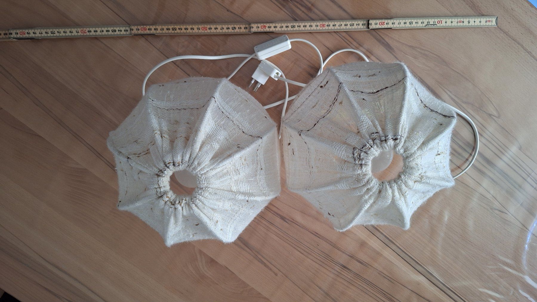Lampade: 2er Set Nachttischlampen Holzfuss, Stoffschirm – Usato da Zofingen venduto da Zbirchi 2