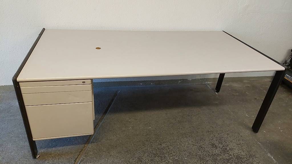 Scrivanie: Bürotisch mit Schubladenstock – Usato da Menziken venduto da Fasand