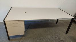 Bürotisch mit Schubladenstock