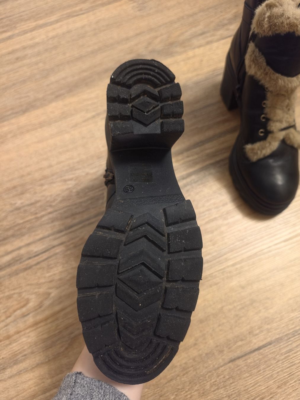 Damenschuhe: Weiche Winterstiefeletten – Gebraucht aus Embrach von sar_dq2y 2