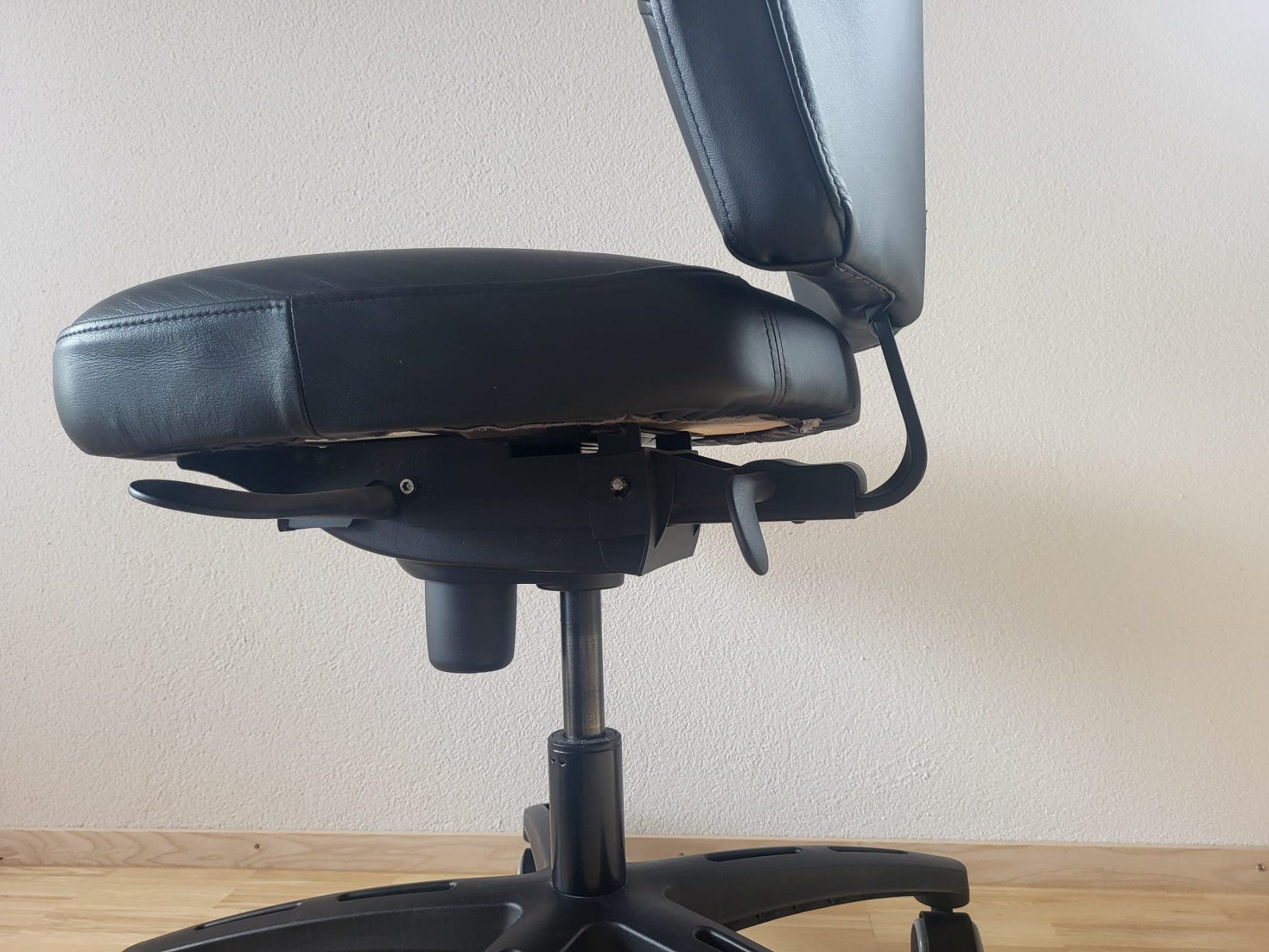 Ikea Stühle: Hochwertiger schwarzer Schreibtischstuhl! – Gebraucht aus Buchs AG von Bela11 3