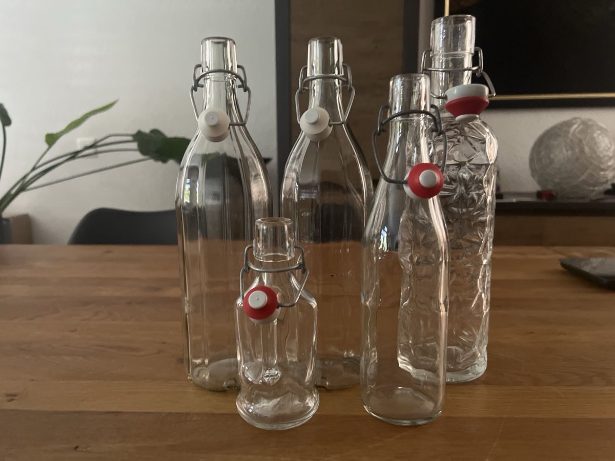 Bicchieri, Caraffe & Bottiglie: 5 Glasflaschen mit Bügelverschluss  – Usato da Uznach venduto da Apuutze