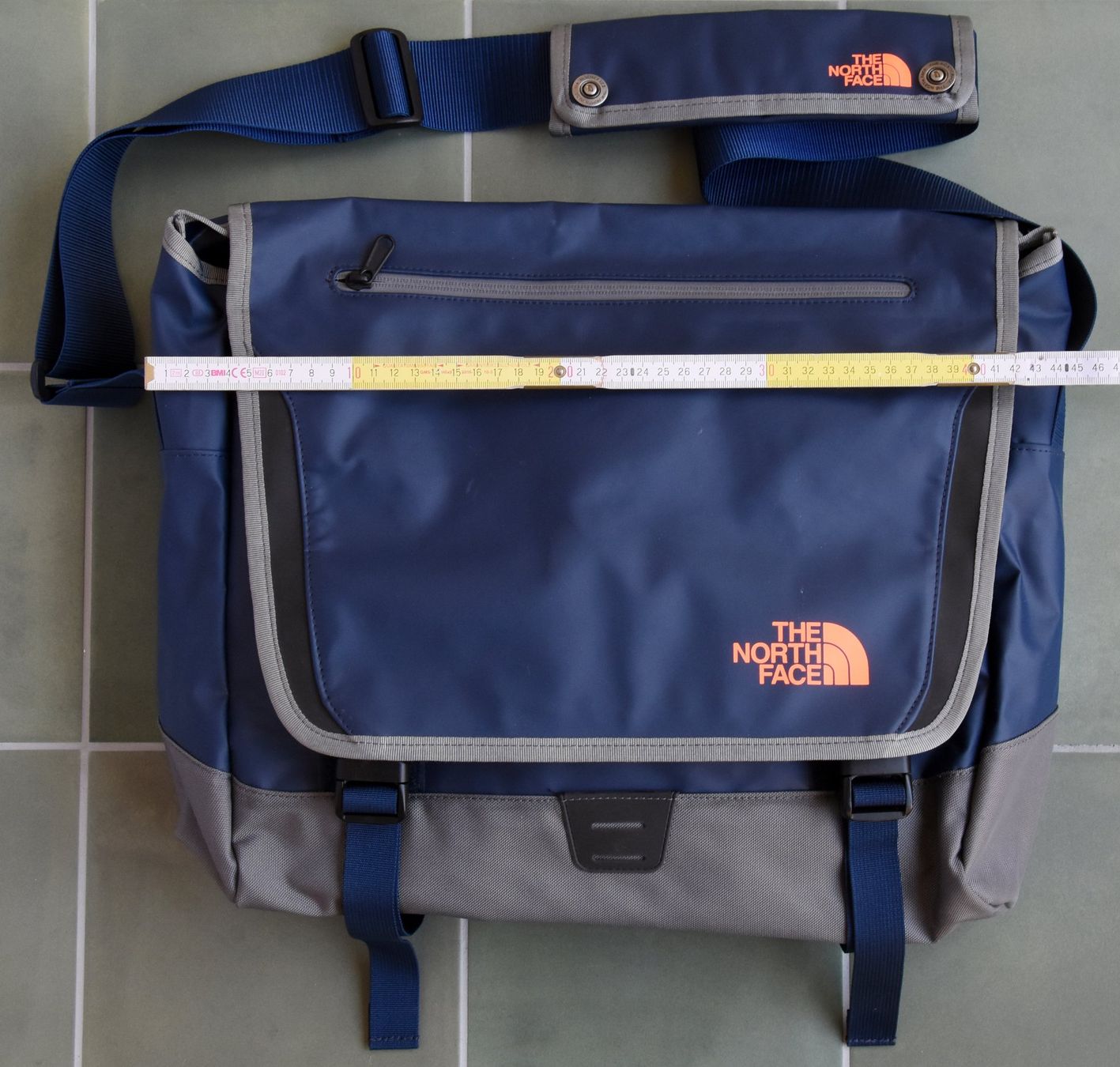 North Face Borse: North Face Base Camp Messenger Bag – Usato da Bern venduto da Mydogonline 5
