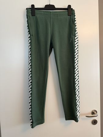 Coole SUPERDRY Jogginghose in Dunkelgrün mit weissen Logo-D