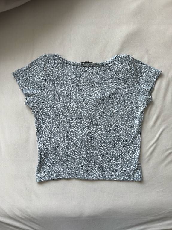 Top: Brandy Melville Top hellblau mit Blumenmuster – Usato da Winterthur venduto da ClosetFindsCH 1