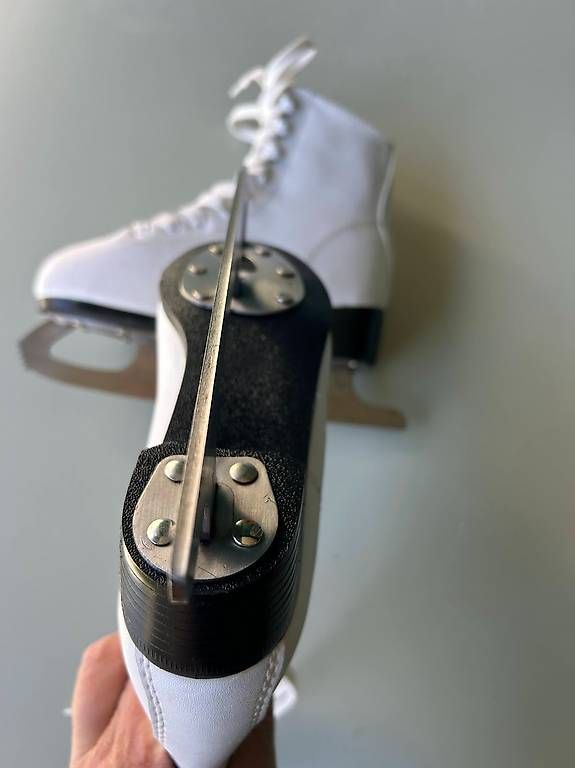 Pattini da ghiaccio: Schlittschuhe Grösse 35 – Usato da Zürich venduto da Sharko 1