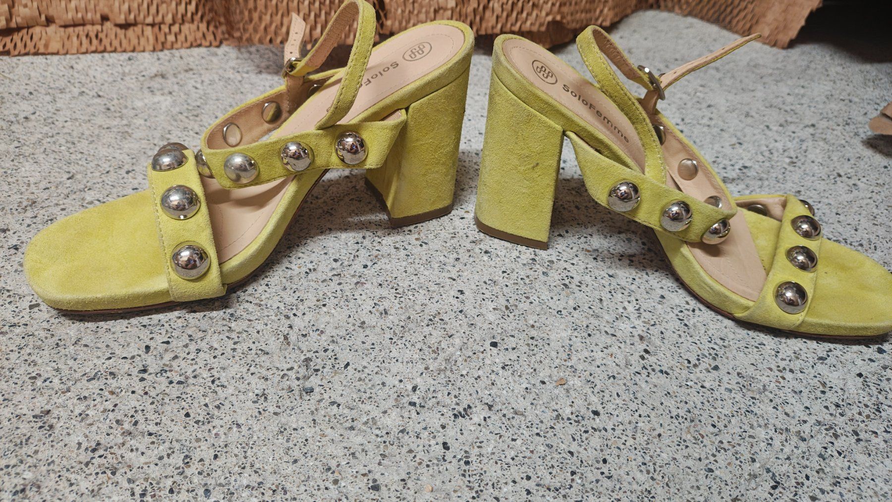 Scarpe da donna: Limettengrüne Wildledersandalen – Nuovo (secondo la descrizione) da Thalwil venduto da hri_s2bq 1