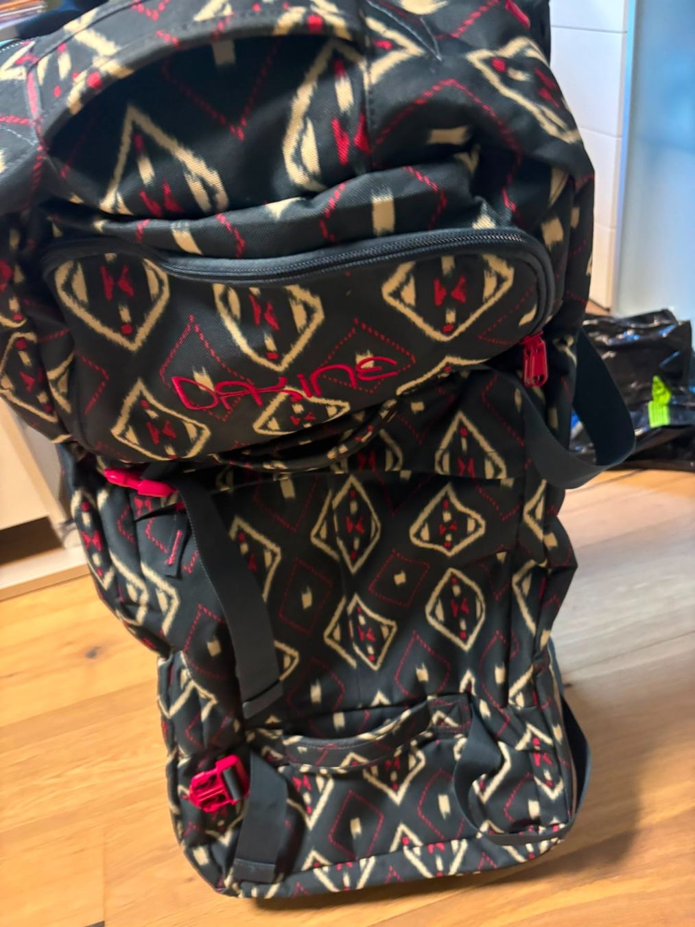 Koffer & Taschen: Dakine Reisekoffer mit Räder – Gebraucht aus Birmenstorf AG von Sail13 1