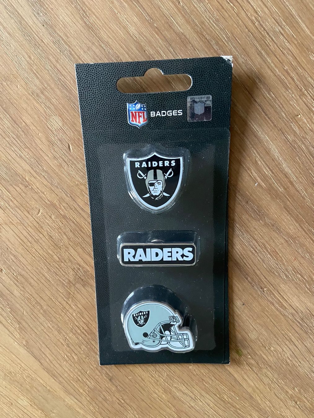 Plaketten & Abzeichen: Las Vegas Raiders Pin Set – Neu und originalverpackt aus Muttenz von US_Sport_Schweiz