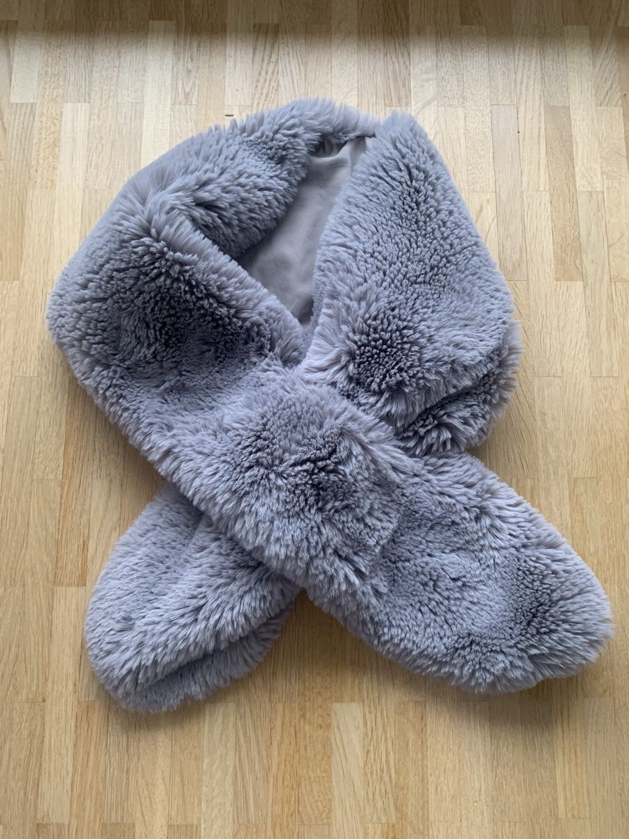 Zara Foulard & Sciarpe: Zara Flauschiger Winter-Schal aus Kunstfell, eisgrau – Usato da Zürich venduto da MK124