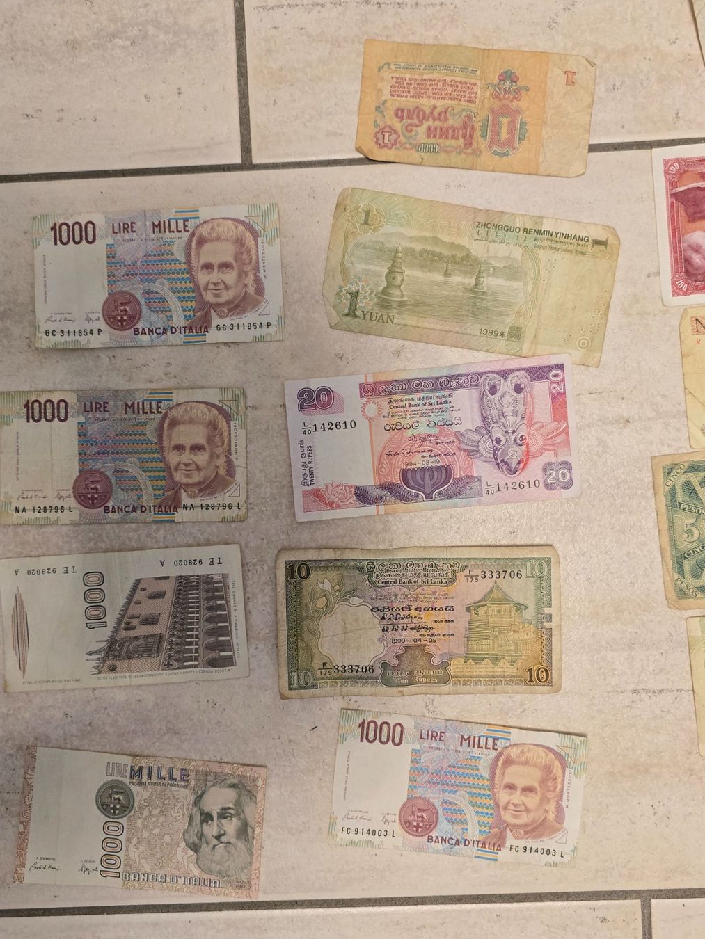 Banconote: Lot de 19 billets de monnaies – Usato da Tramelan venduto da Nirdan 2