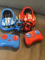 Zwei ferngesteuerte Rennautos mit Spielfiguren Set