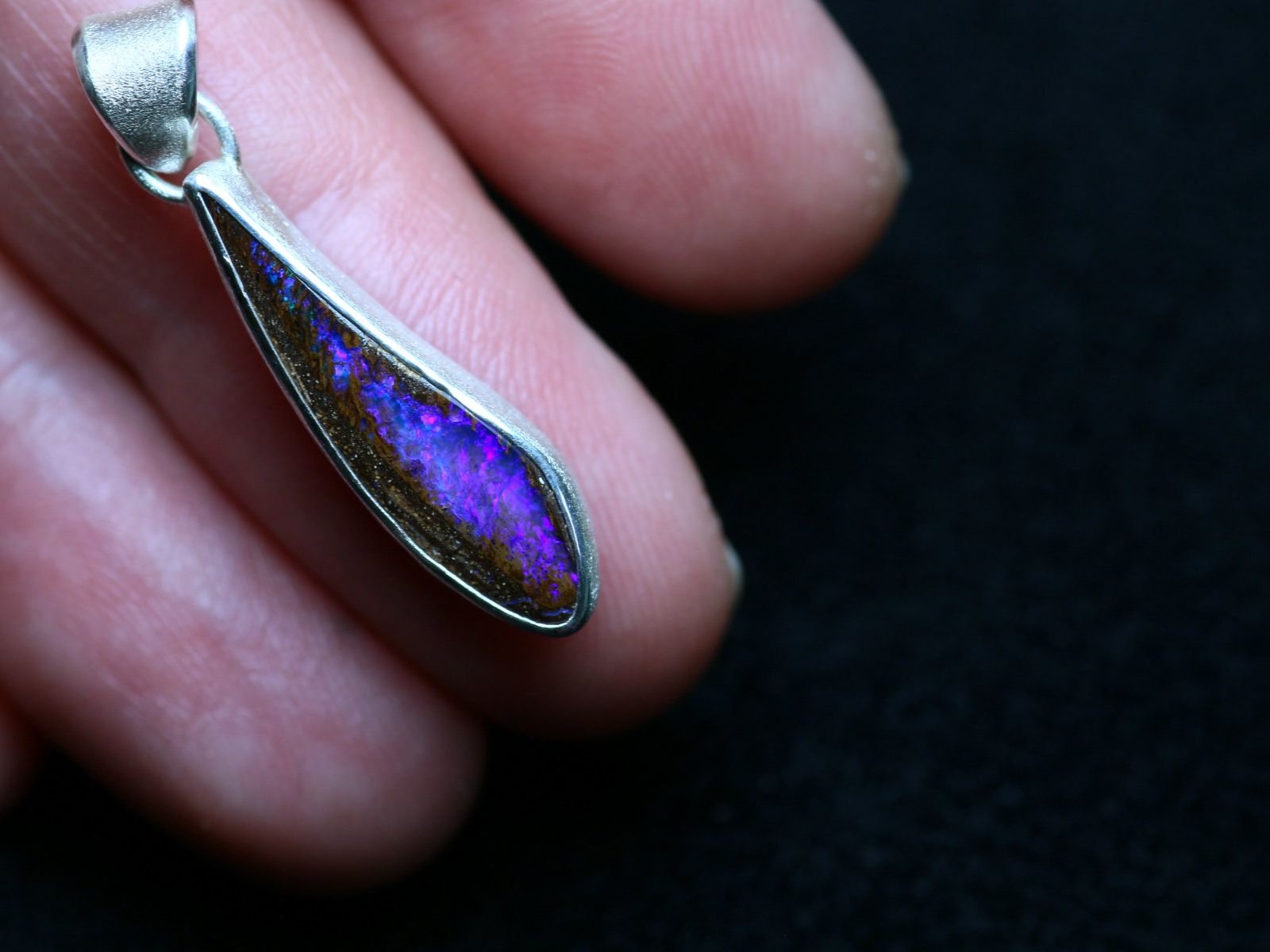 Ciondoli: AURORA ELECTRA Silberanhänger mit australischem Boulder Opal – Nuovo e nell'imballaggio originale da Bern venduto da OSONO.Design 2