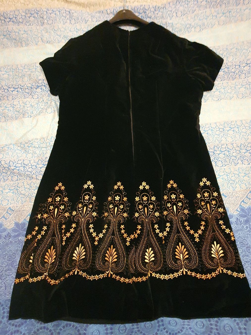 Vestiti: Sehr schònes Samtkleid tg.46 – Nuovo (secondo la descrizione) da Morbio Inferiore venduto da lunaria 1
