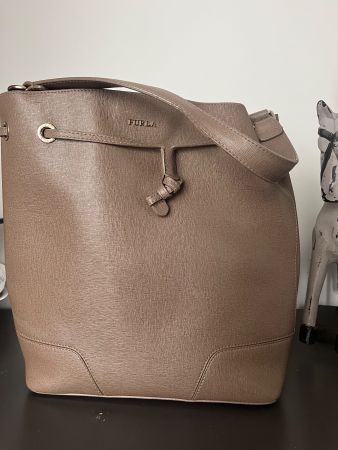 Tolle FURLA Leder Tasche in taupe