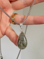 Fashionable labradorite necklace
