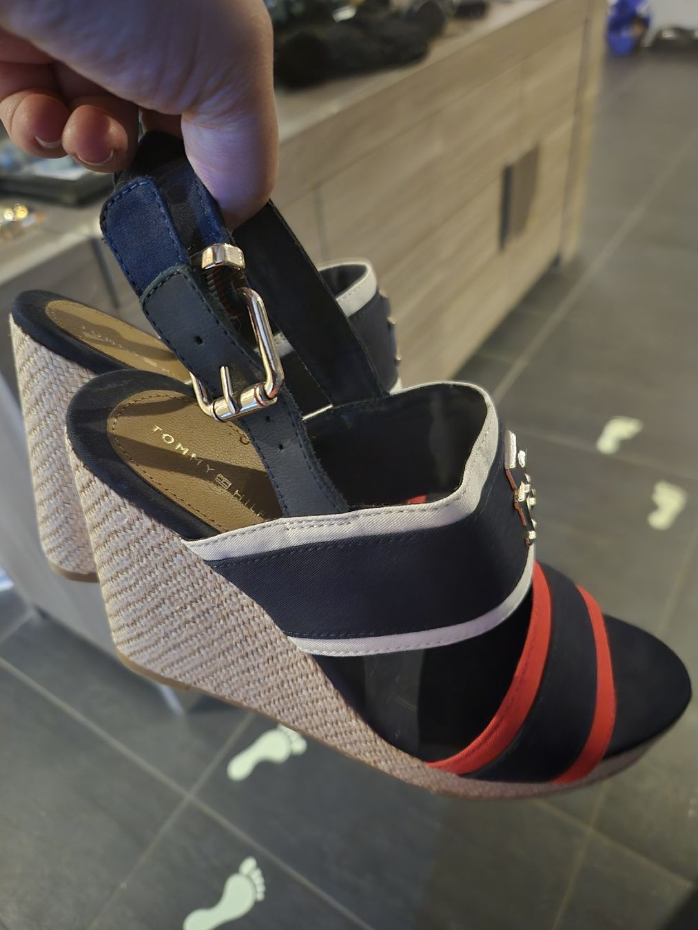 Scarpe da donna: Tommy Hilfiger sandali – Usato da Gampel venduto da ven_s5lq 1