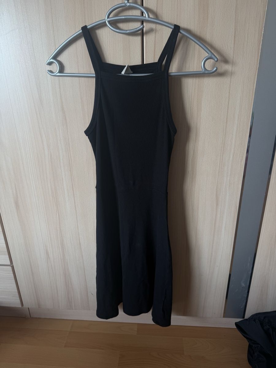 Robes: Robe noire dos nageur taille M bon état – D'occasion à Biel/Bienne par ant_h25x