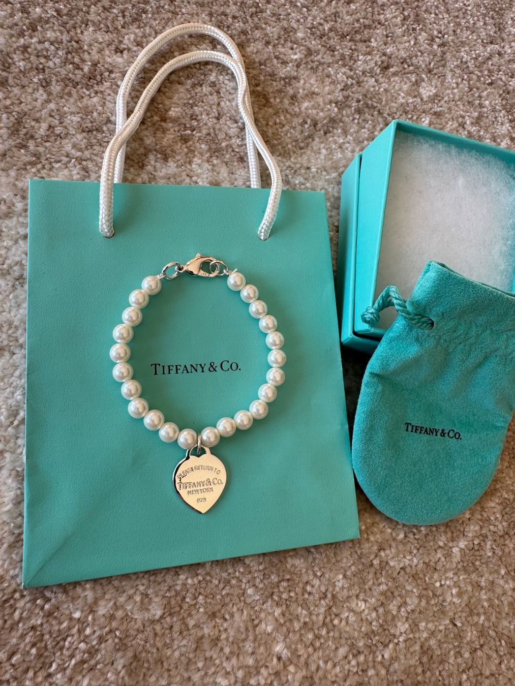 Tiffany & Co. Bracciali & Braccialetti: RETURN TO TIFFANY & CO PERLEN ARMBAND MIT SILBER HERZ – Usato da Binningen venduto da Chaussie 1