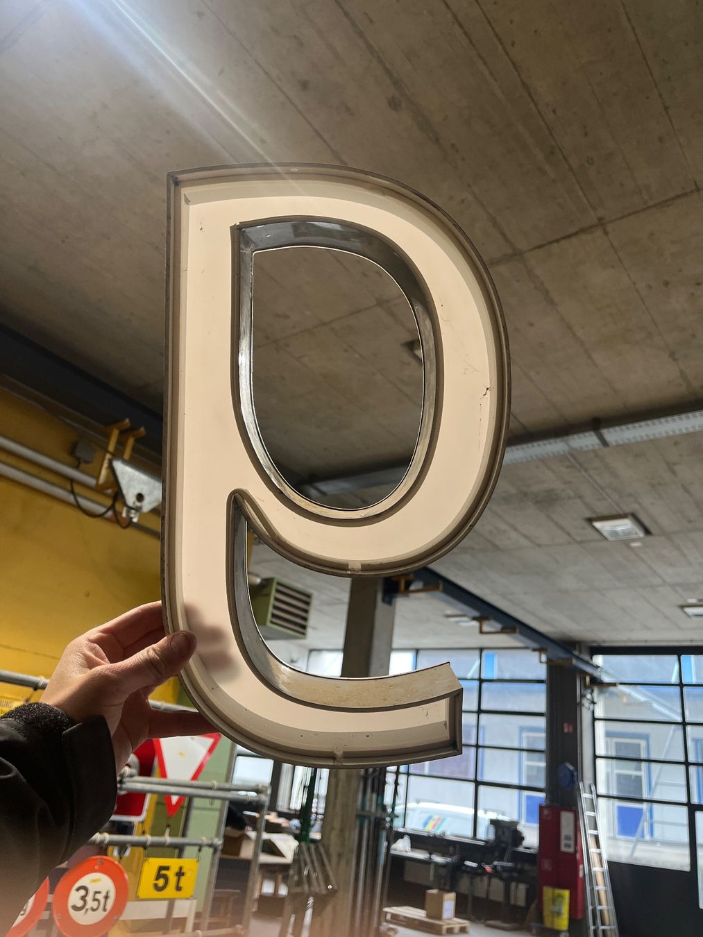 Toutes les décorations: LED Leuchtbuchstabe "e" – D'occasion à Luzern par Fracht-Design 4