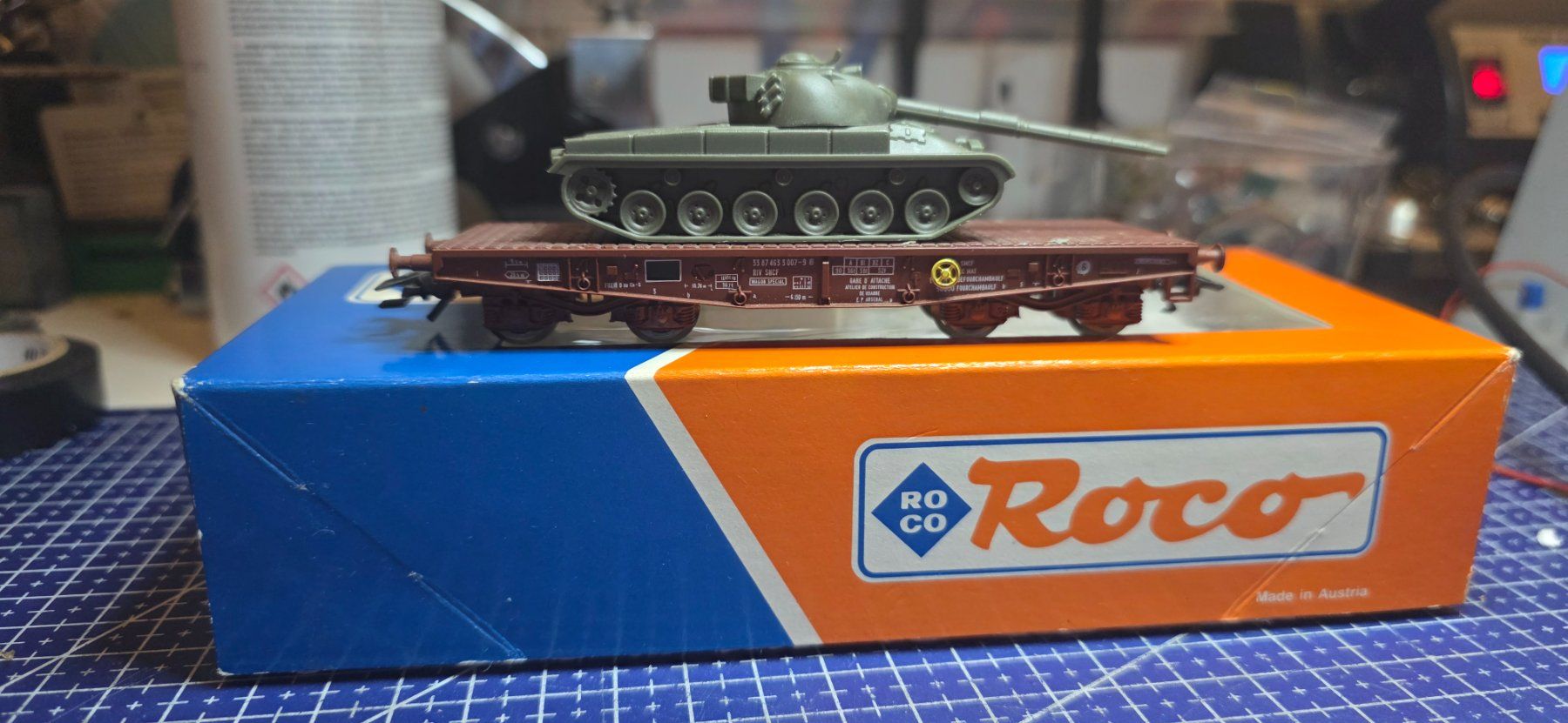 Roco Modellini di ferrovie: Roco Flachwagen mit panzer AC/DC – Usato da Hochfelden venduto da Danizh0