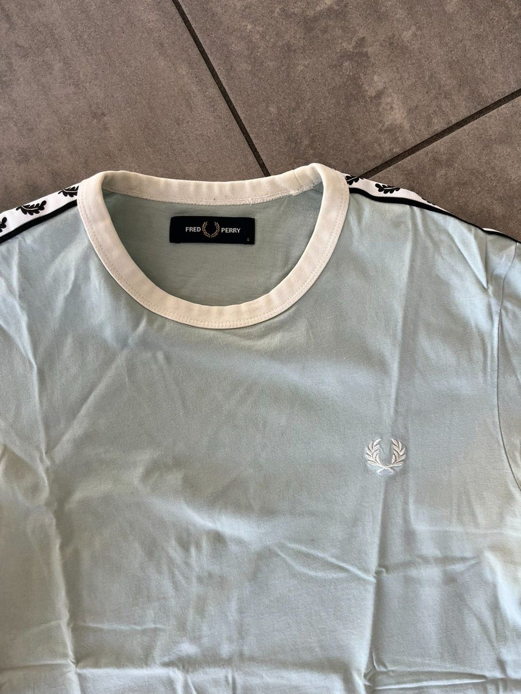 Fred Perry T-shirt: FRED PERRY T-Shirt Hellblau – Usato da Otelfingen venduto da Denis_ZH 2