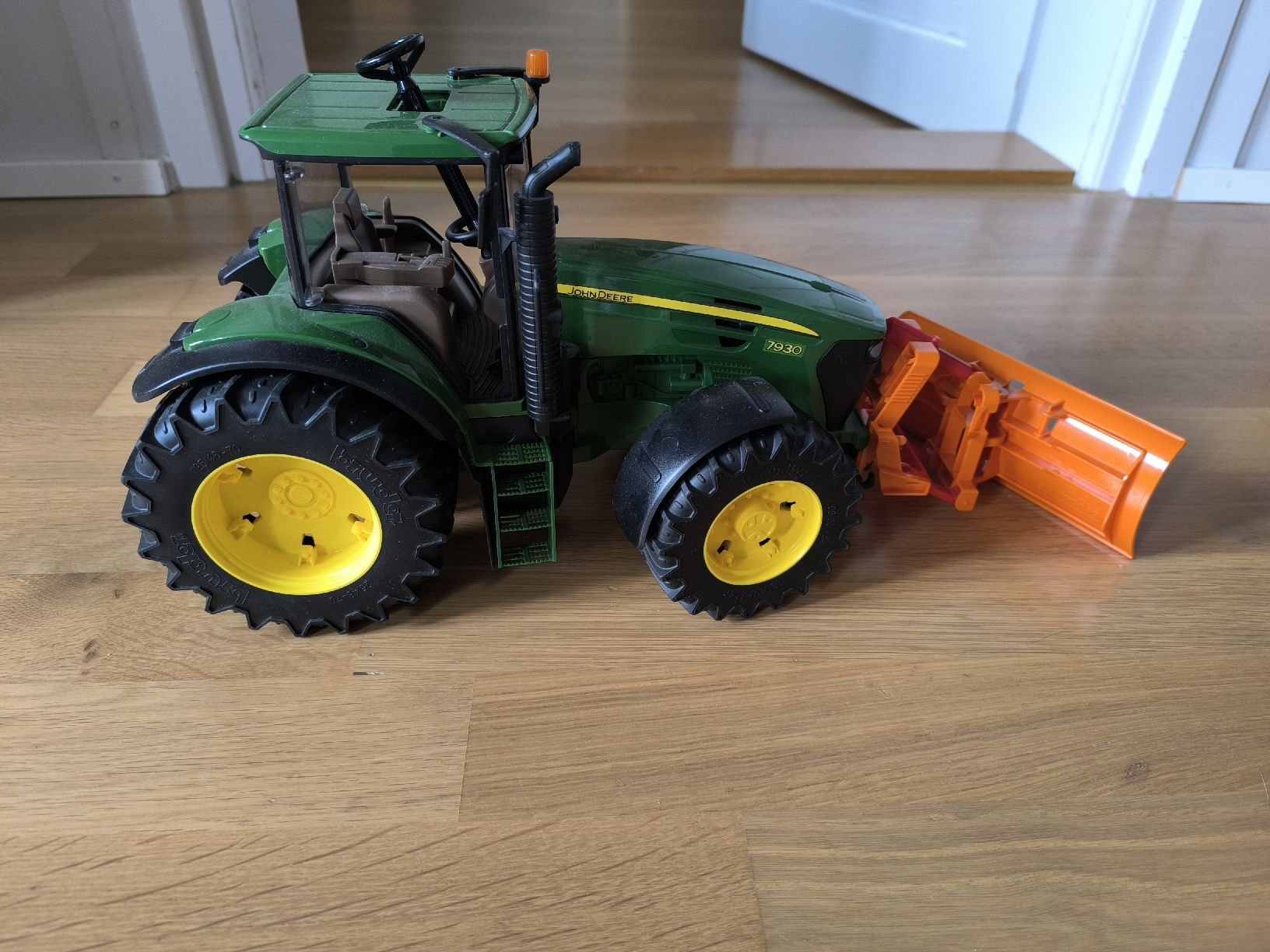 John Deere Trattori: John Deere Traktor mit Schneepflug – Usato da Madiswil venduto da dom_hn88 1