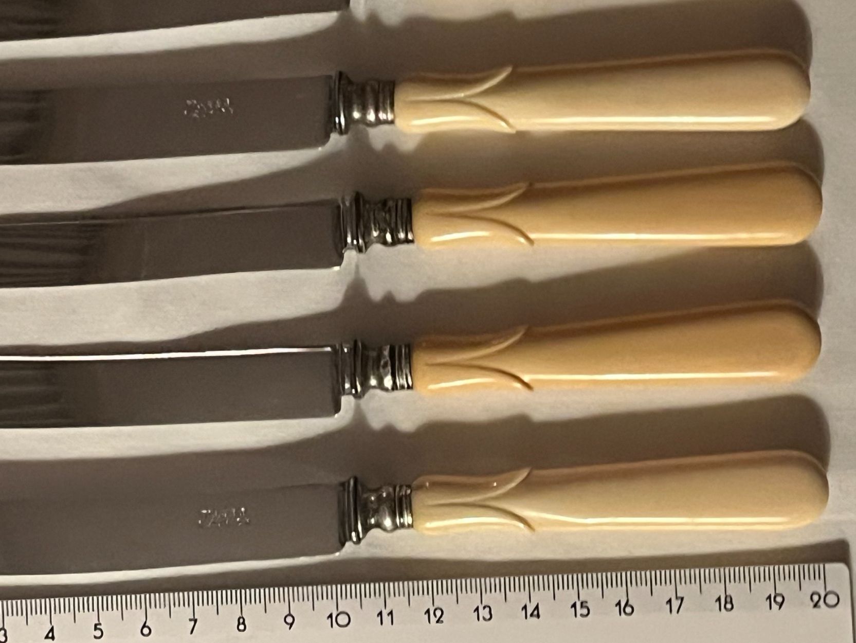 Besteck: 17 wunderschöne Messer, geschnitzter Griff, Messerklinge ok – Gebraucht aus Zürich von livifloli 1