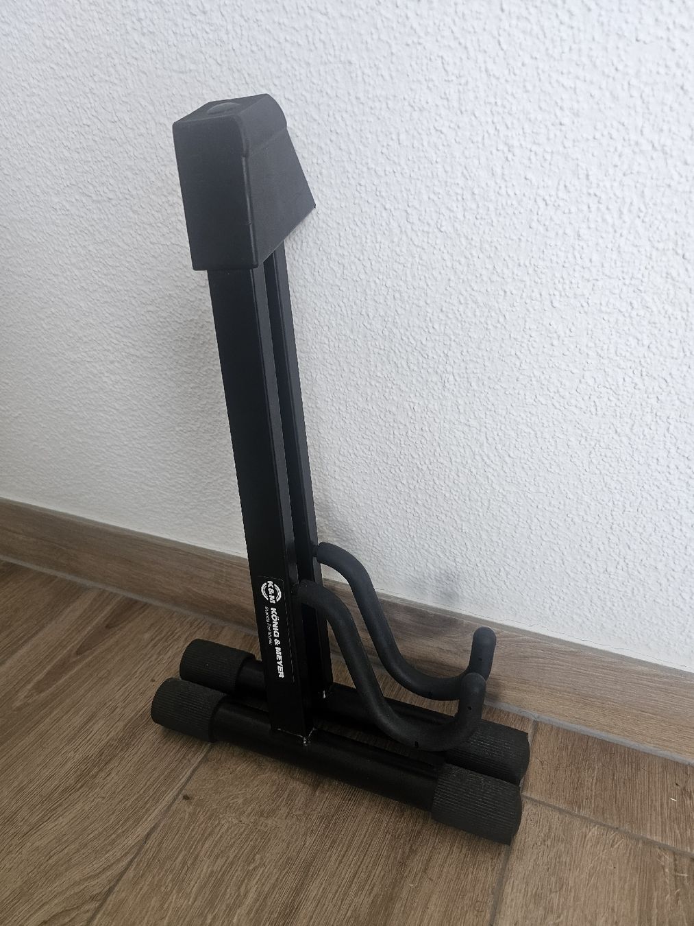 Altro in Decorazioni & Accessori: Gitarrenständer - König und Meyer, klappbar – Nuovo (secondo la descrizione) da Dottikon venduto da b-brain 2