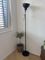 Stehlampe schwarz Metall verstellbar guter Zustand