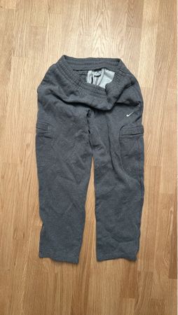 Graue Nike Trainingshose Gr. S – Perfekt für Sport & Freizei