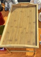 Serviertablett mit Beinen