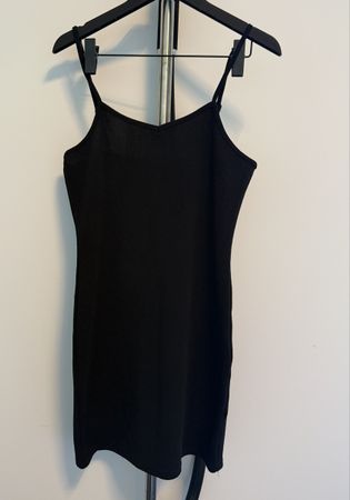 Robe noire à bretelles - Élégante et parfaite pour l'été!
