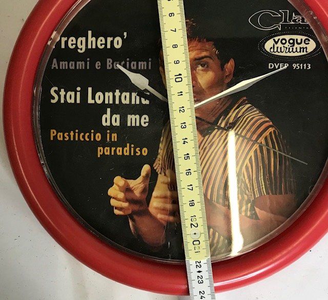 Orologi da terra & Orologi da parete: Rote Wanduhr mit Celentano auf Zifferblatt – Usato da Zürich venduto da gigimai67 1