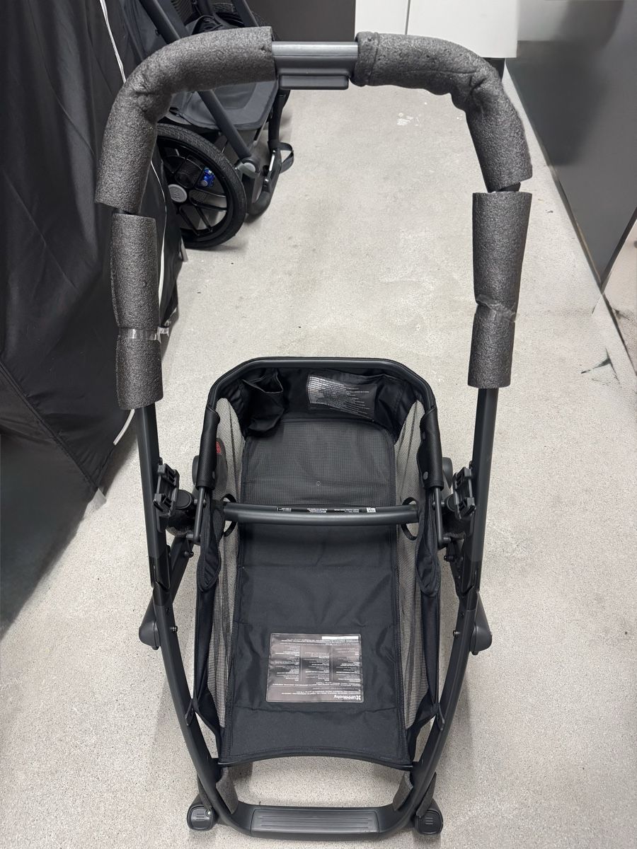 UPPAbaby Kinderwagen: UPPAbaby Vista2, schwarzer Rahmen – Neu (gemäss Beschreibung) aus Brunnen von and_q99q