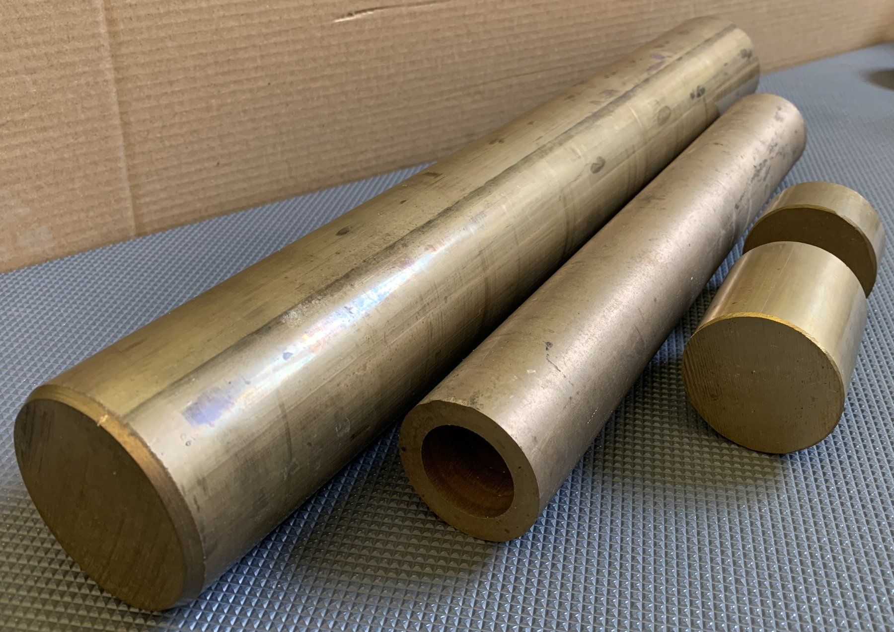 Farben: 4 Reststücke Messing (rund 14 kg) – Gebraucht aus Hunzenschwil von JDmeetsRIC 1