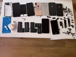 Ersatzteile, Werkzeug, Powerbank und AirPods-Kopfhörer.