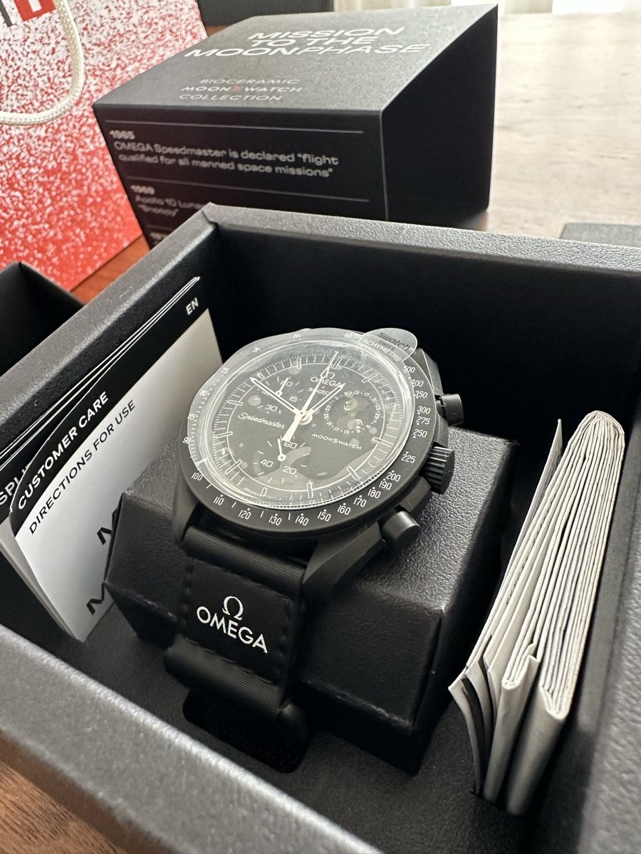 Swatch Bracciali & Braccialetti: Swatch x Omega Moonswatch Black Snoopy Speedmaster – Nuovo e nell'imballaggio originale da Biel/Bienne venduto da Inulux.ch