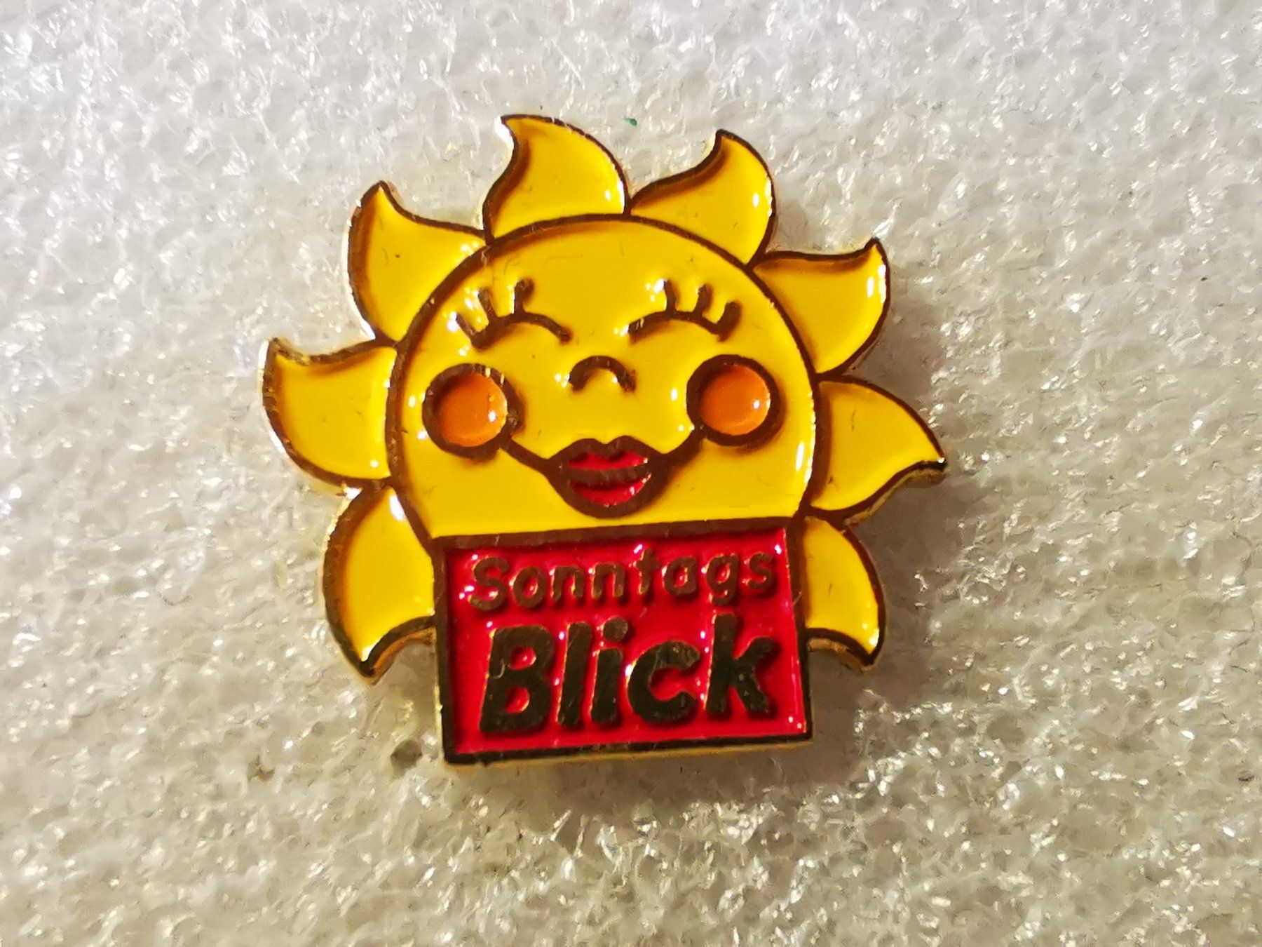 Placchette & Badge: Ansteckpin 148: Sonntagsblick – Usato da Oppligen venduto da Pin-Fall-Shop
