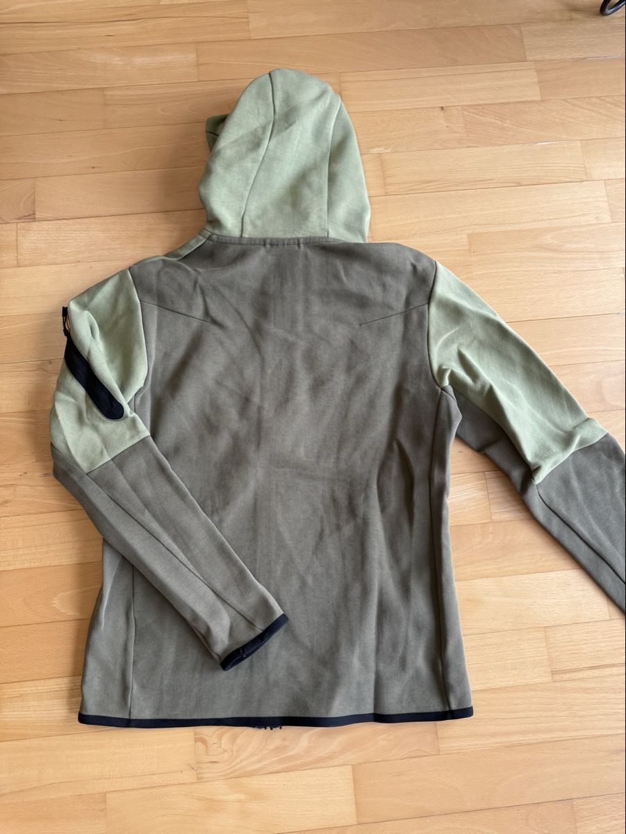 Nike Pullover & Sweatshirts: Nike Tech Sweat zippé vert sauge – Gebraucht aus Fontainemelon von erin.blm 2