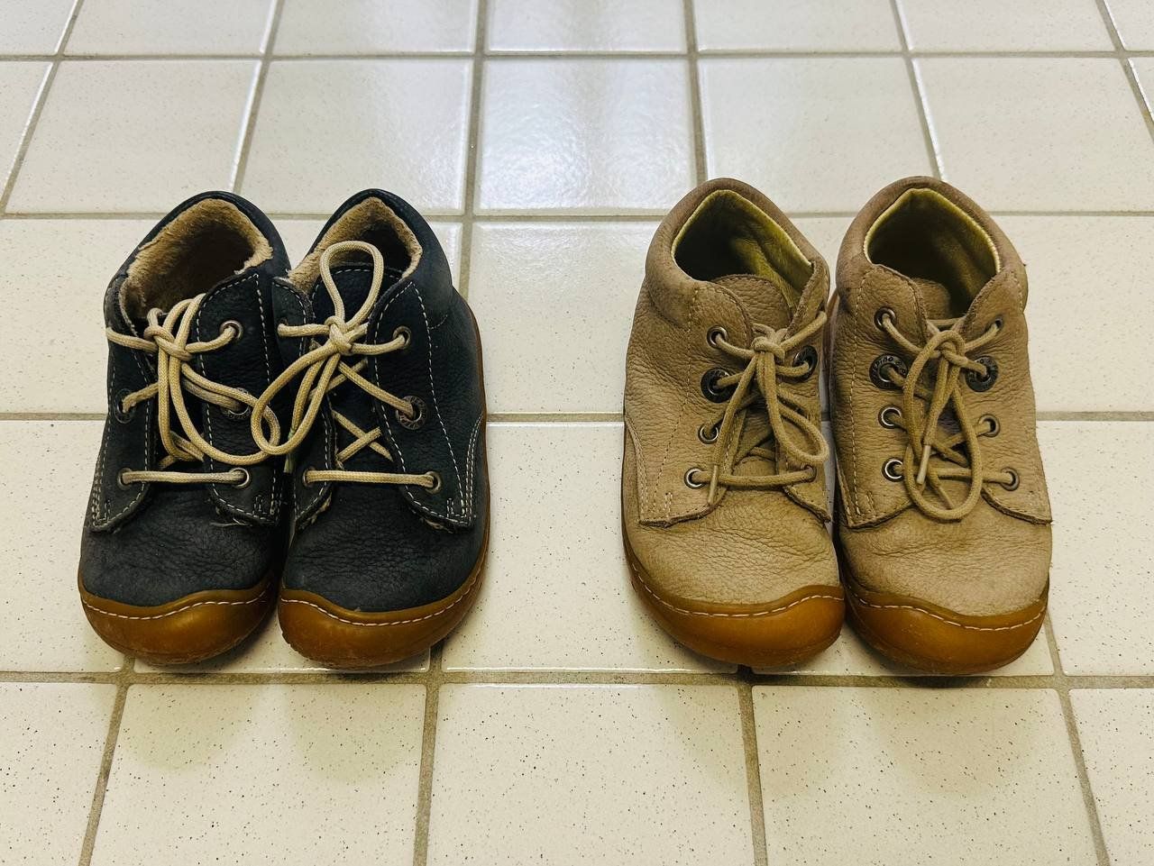 Scarpe per ragazzi: 2 Paar Kinderschuhe Gr. 22/23 – Usato da Basel venduto da MHJME