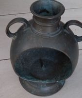 Vaso antico in bronzo con manici, decorativo